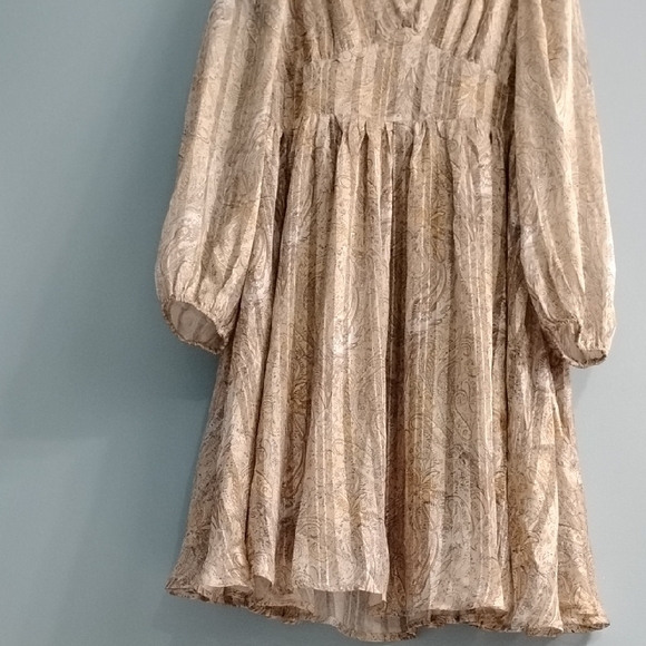 In loom Beige and Gold Paisley V-Neck Midi Dress Excellent Condition Size Small - Picture 4 of 6